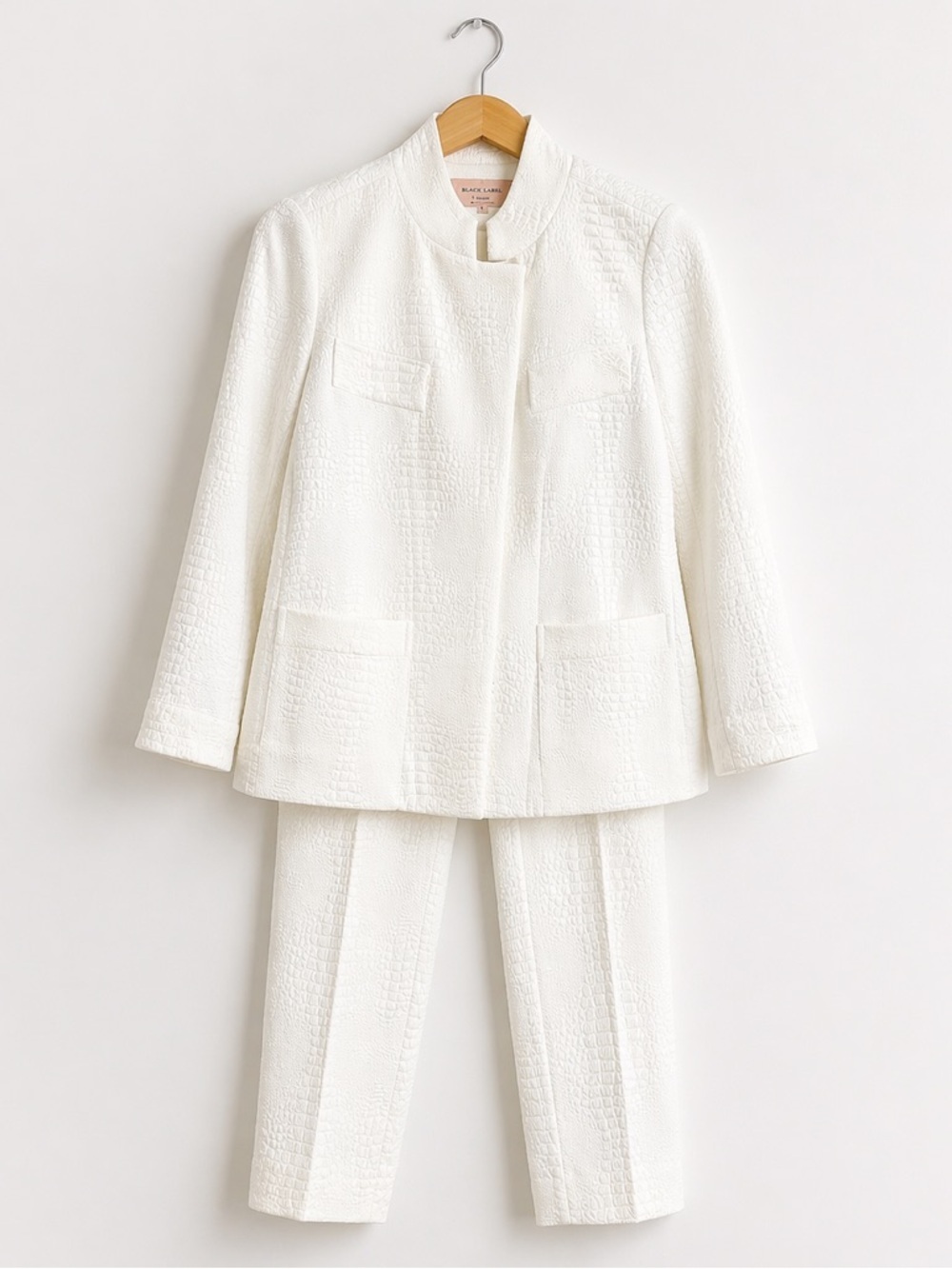 Chico’s Black Label White Crocodile Textured Suit Set Size 4 Blazer Pants